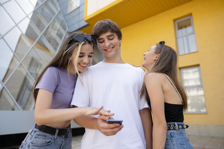 amigos-de-tiro-medio-con-smartphone